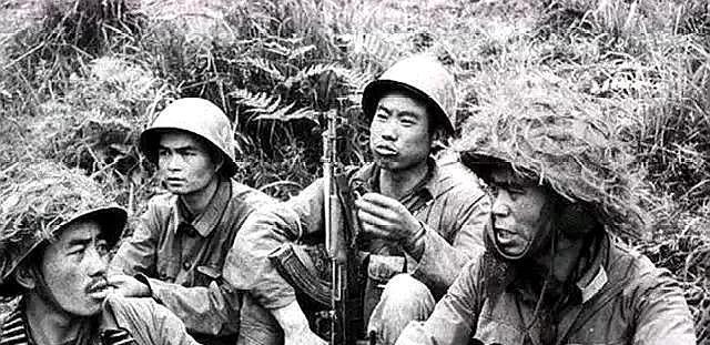中越战争,战士们不怕枪林弹雨,也不怕吃苦,就怕住在猫耳洞