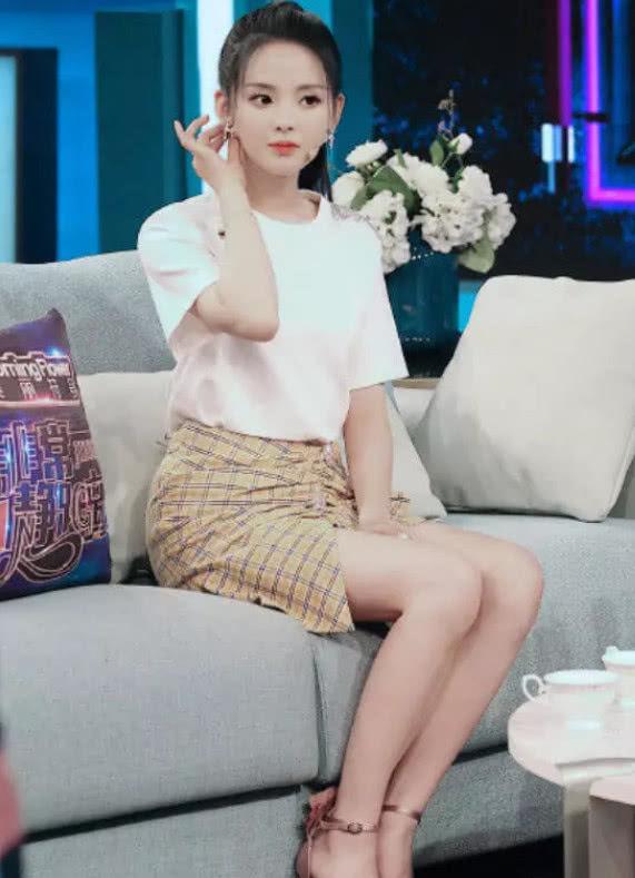 原创杨超越穿上短裙后,踮脚尖"仙女坐"火了,网友:乍一看像杨幂