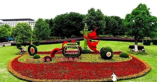 13个蕴含"随州符号"的花岛 靓丽展现在随城 5月24日,在市政府山北坡