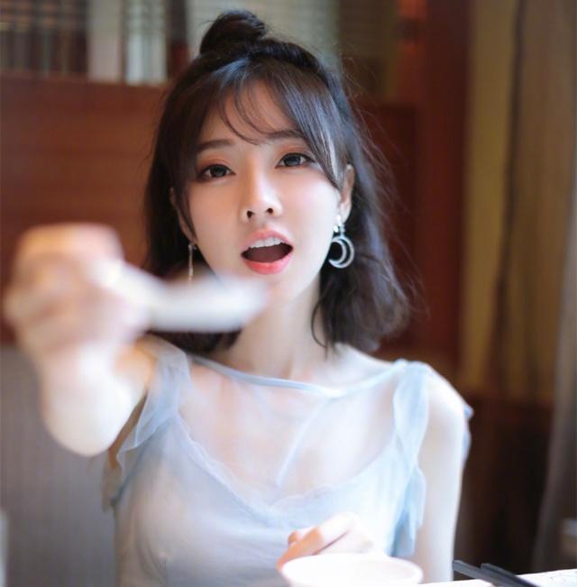 斗鱼直播:冯提莫和PDD相比,谁的地位更高?说