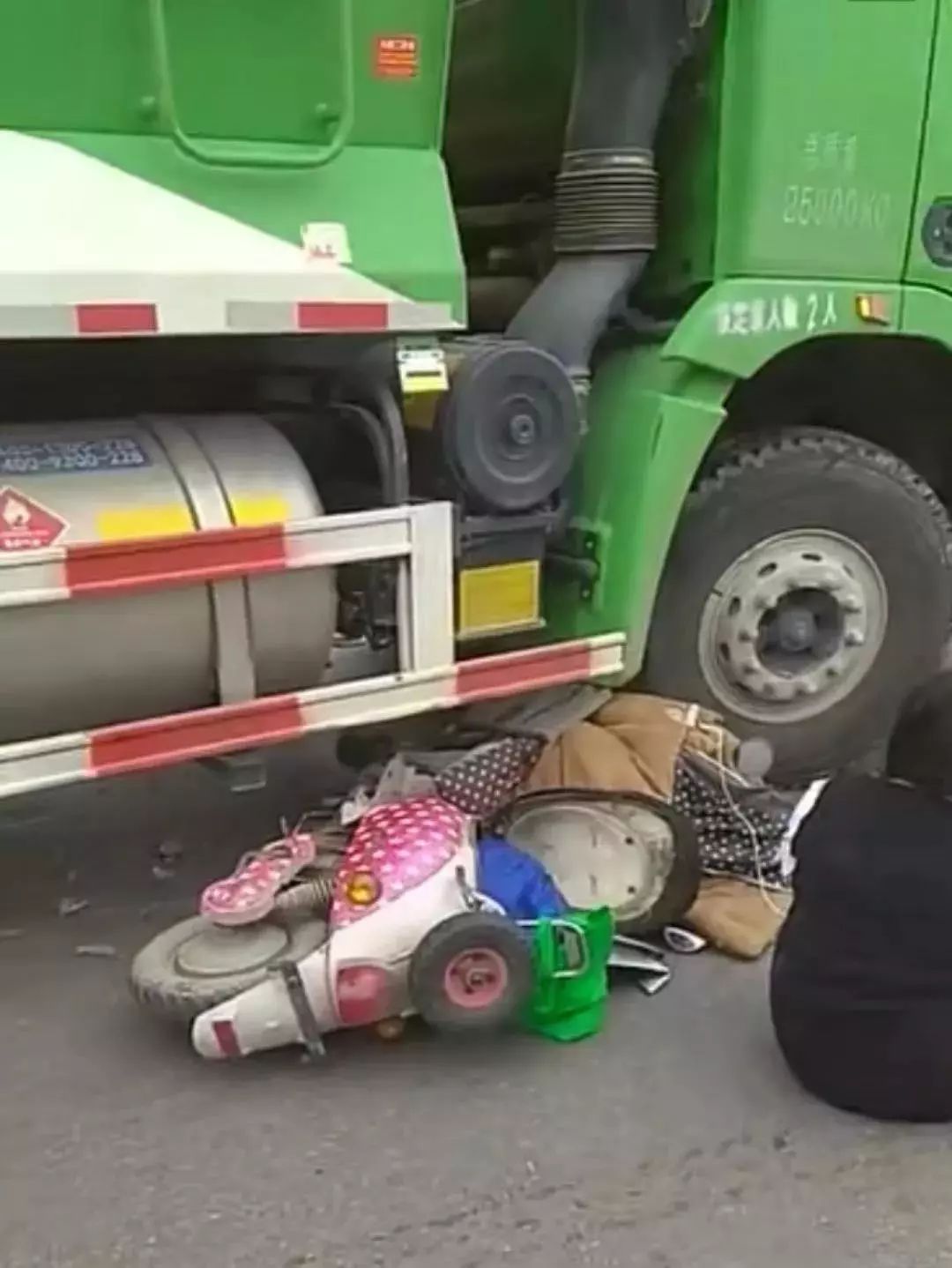 突发!八一桥红绿灯路口附近一骑车市民被渣土车碾压身亡-桂林生活网新闻中心