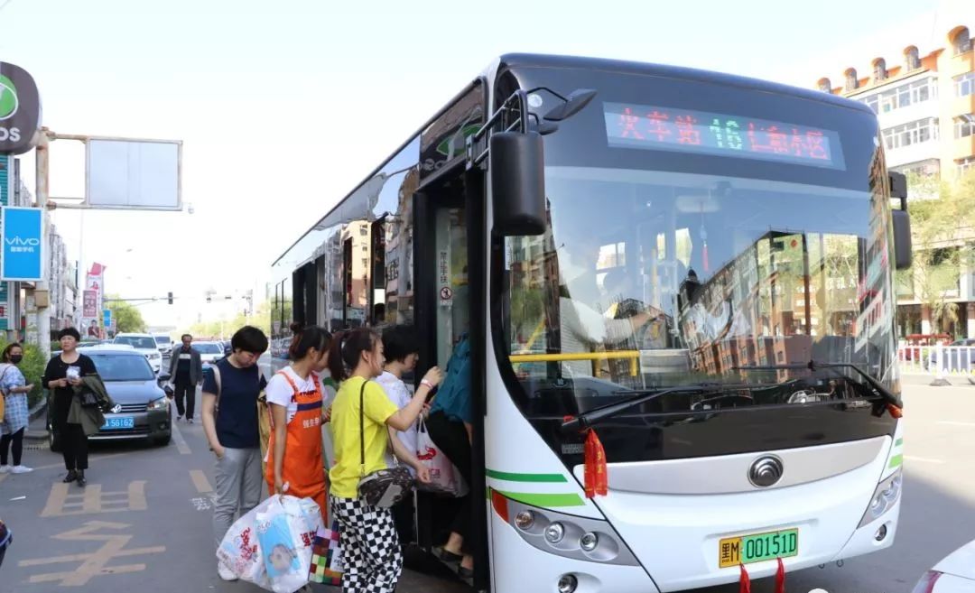 行驶在道路上的16路公交车已经更换了车辆,见到从身边驶过的新型车辆