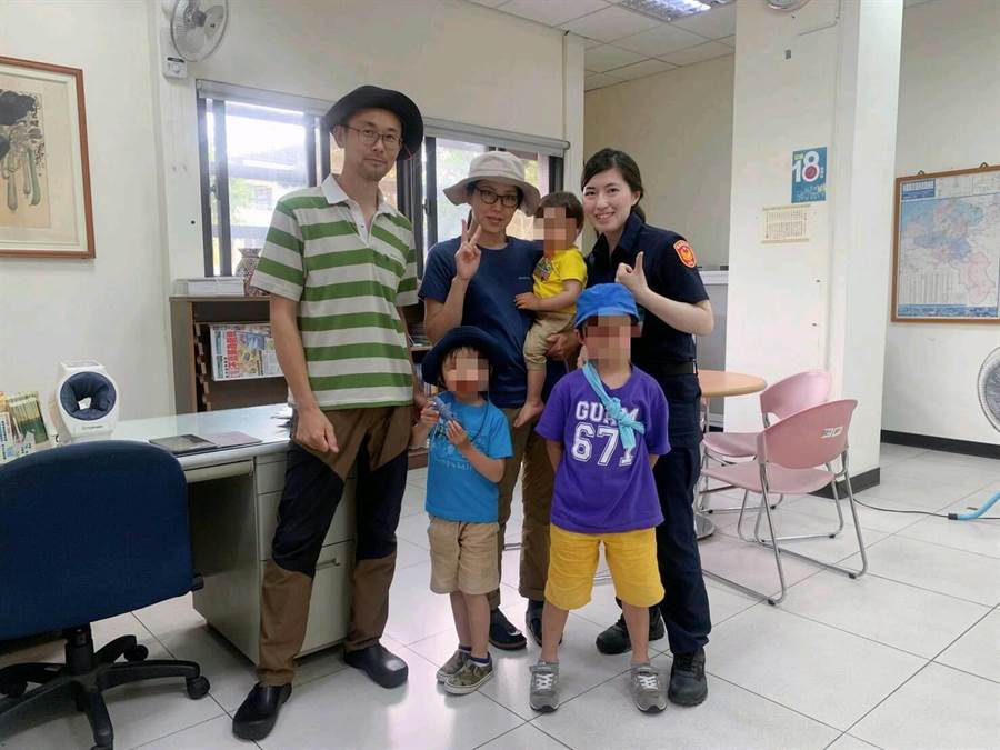 实习女警英文溜 助观光客顺利解决车祸