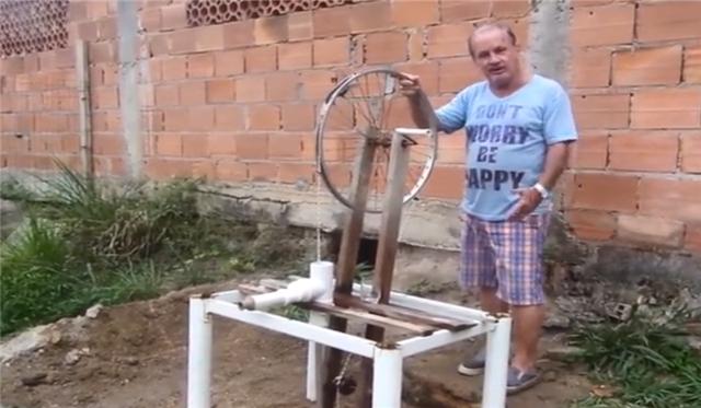 农村老大爷发明自行车抽水泵不用油不用电一天浇灌5亩地