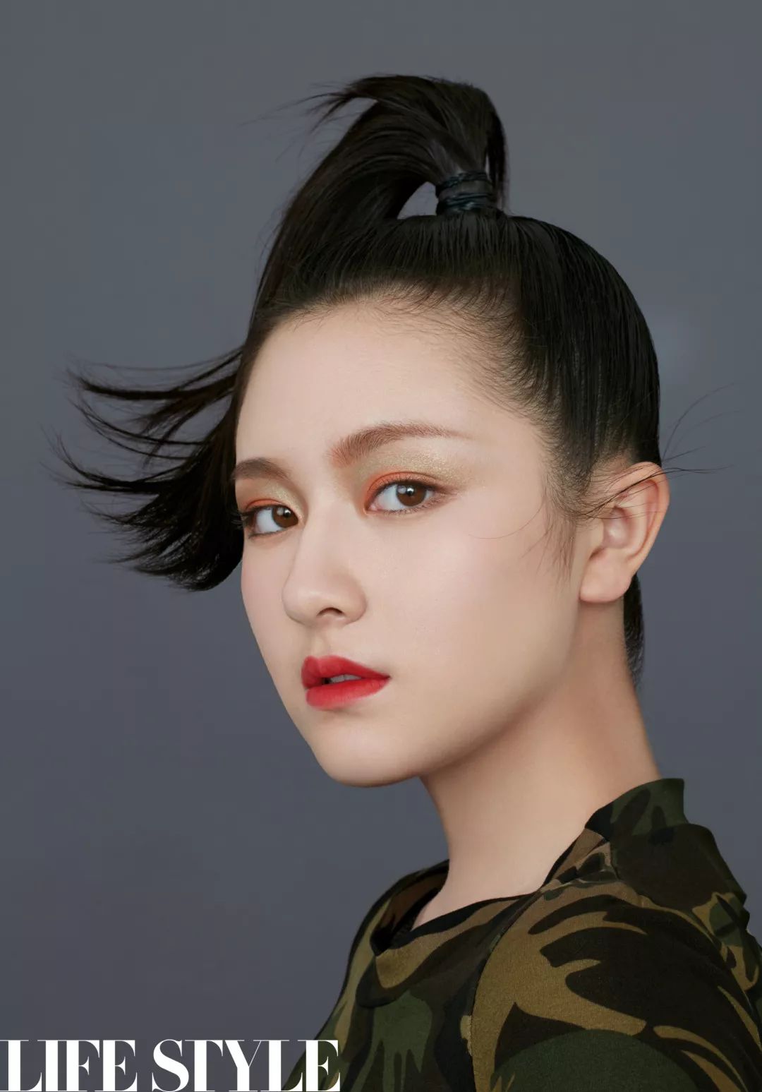 鲜艳唇色搭配轮廓线条柔和的眼妆,令妆容更臻完美.