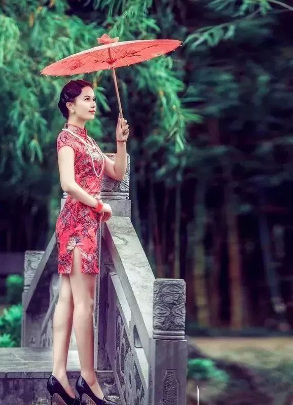 再过二天,歙县这个酒店被挤爆了,杭州丝绸旗袍展免费送衣服了?丝巾无限量免费送! bbin百家乐网址
