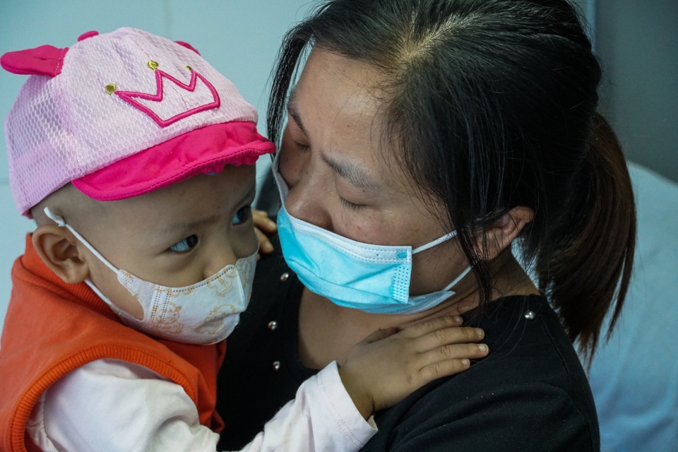                     重症爷爷为救孙女留遗书悬梁自尽：我不治了，救孩子吧