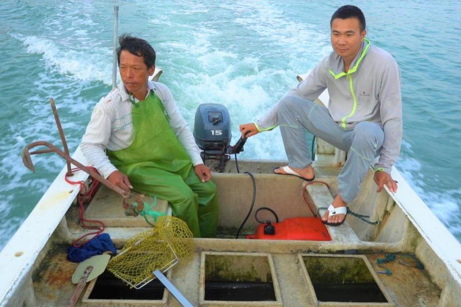 阿烽和阿雄搞赶海大赛,比拼抓章鱼技术,看谁的方法更牛