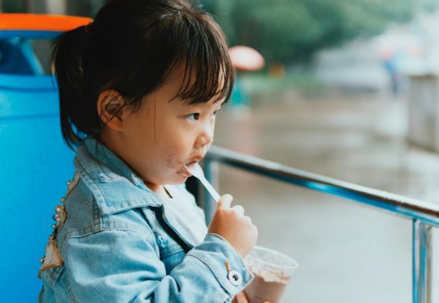                     原创            为什么妈妈能吃我不能吃？夏天到了，到底能不能给孩子吃雪糕