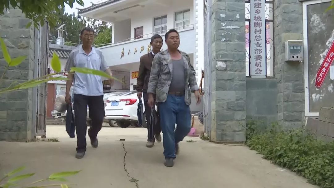 云龙县民建乡坡脚村委会村务监督委主任 李何春对他挂钩的几个帮扶户