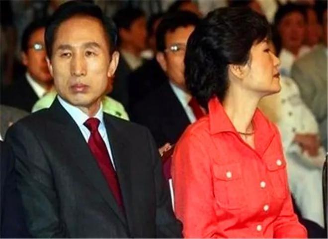 李明博保释出狱,朴槿惠监狱之中不能脱身,韩民众大为不满 狼友网站