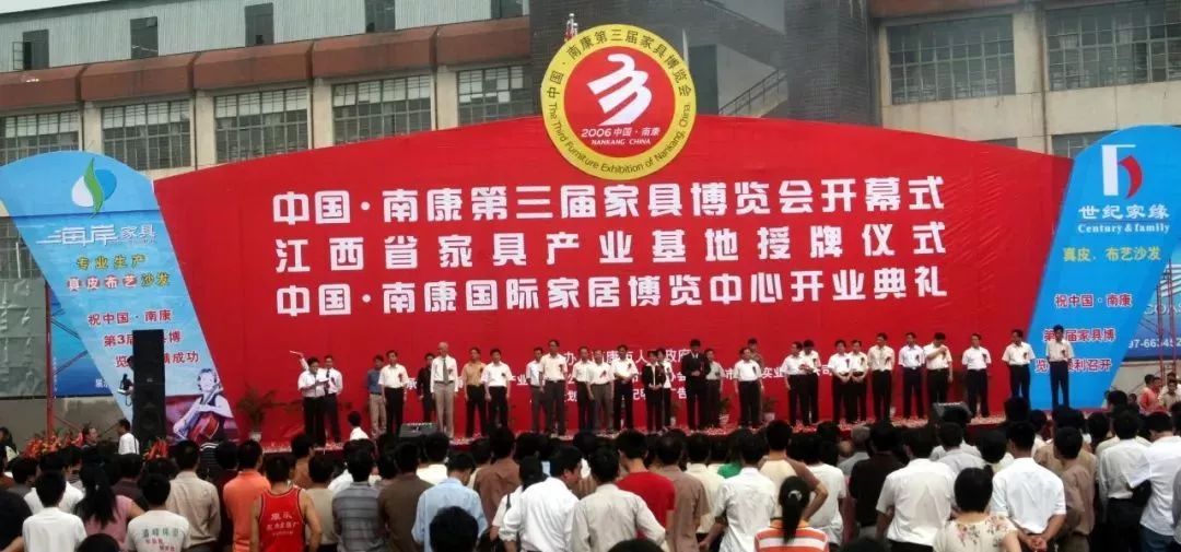 2006年,南康被授予江西省家具产业基地(杨晓明 摄)外国专家在调试喷涂