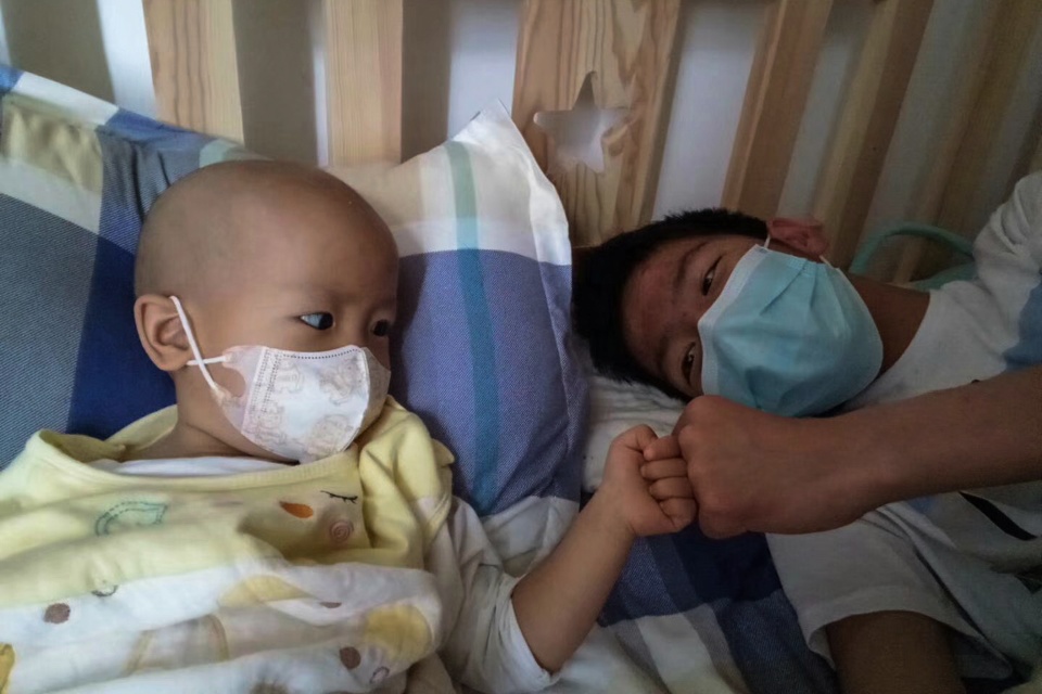                     重症爷爷为救孙女留遗书悬梁自尽：我不治了，救孩子吧