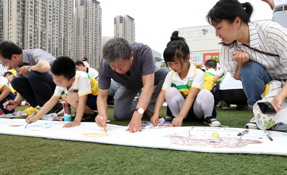 安徽数十位书画家与幼儿百米长卷童心共绘中国梦