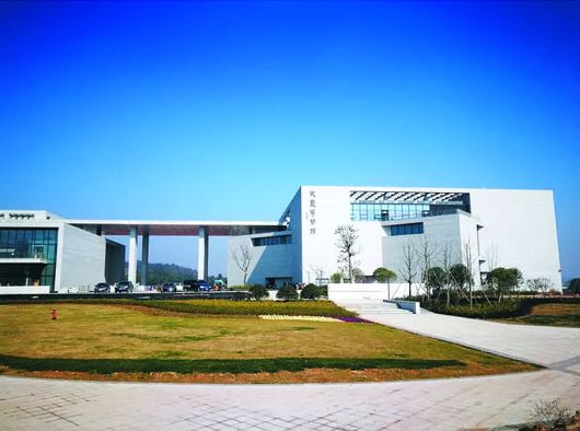 如今,这座正式开馆的武义博物馆新馆坐落于北岭新区市民广场,山环水