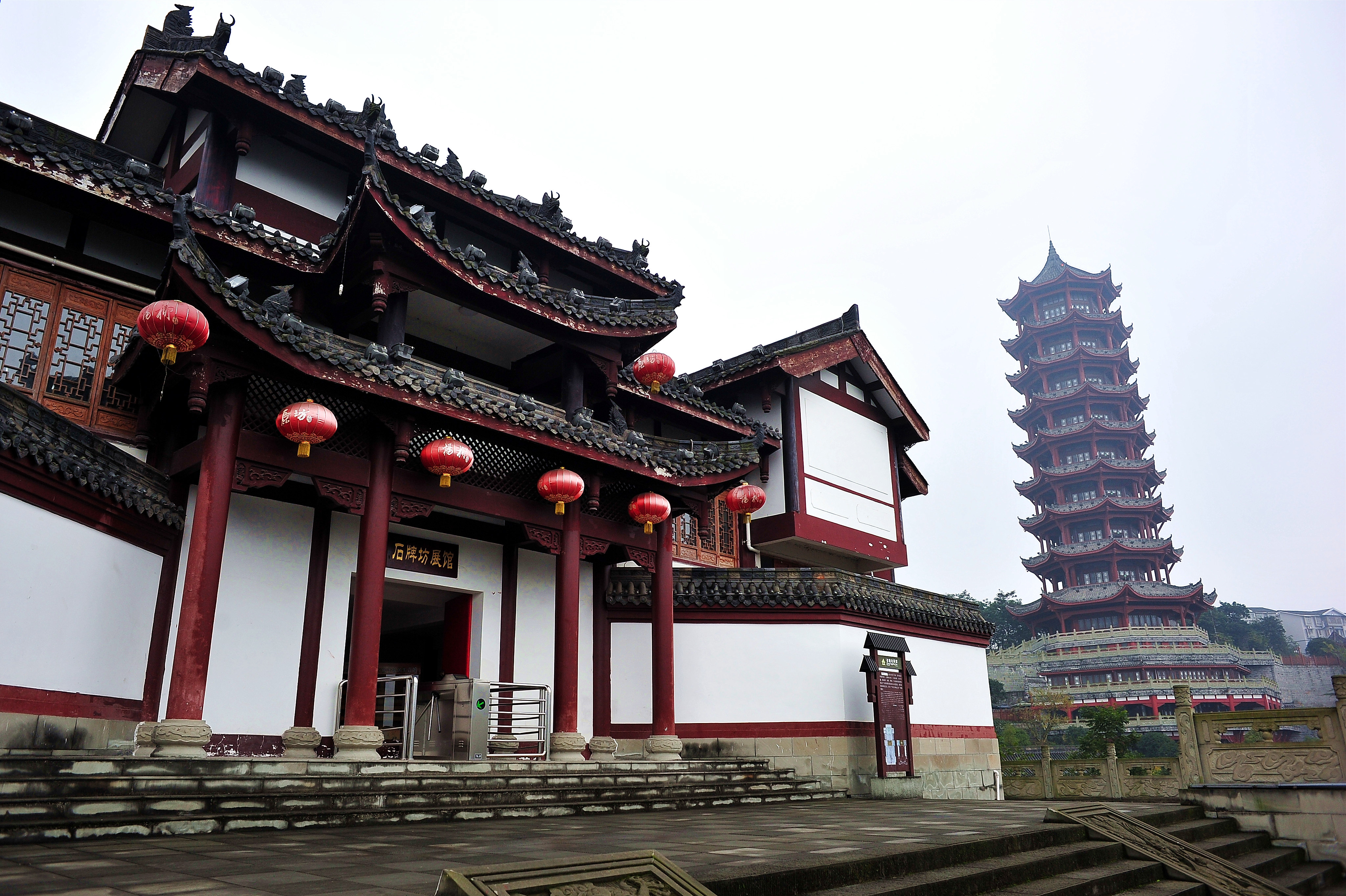 从北到南分别是:郭陈氏节孝牌坊,禹王宫山门牌坊,锄莠安良碑,牛树德政