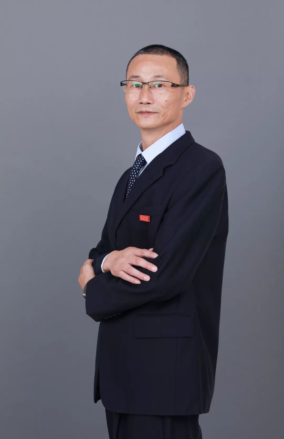 在全社会营造良好的就业氛围,充分利用广播电视,报纸,杂志等新闻媒体