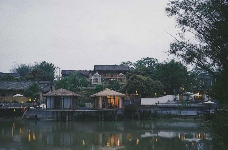 位于南宁市江南区友谊路六连村,有个网红民宿,云舍度假村落,到访这