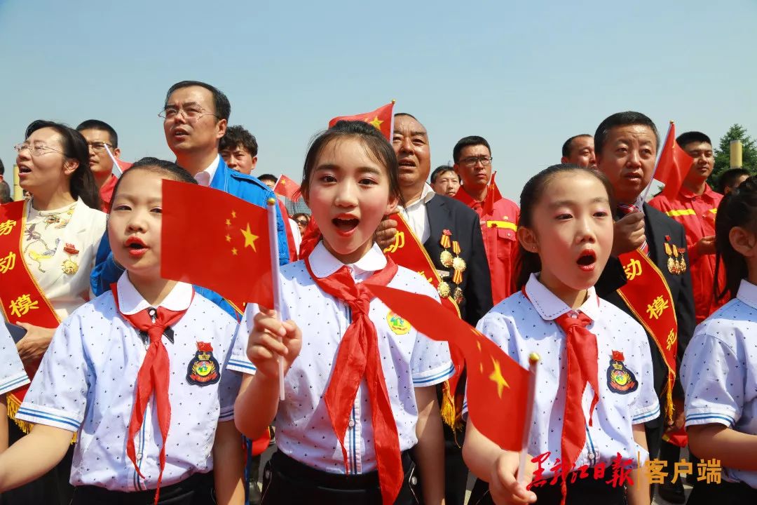大庆市举行庆祝成立70周年佩戴活动