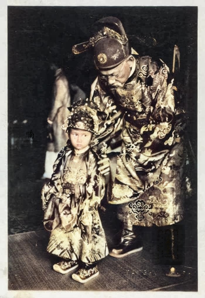 越南最后两位皇帝上色老照片爱美的启定帝写汉字末代帝王最帅