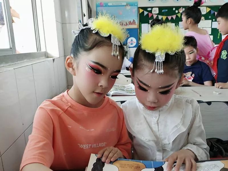 很着急表演啊小鸟们和她们的大树伯伯在一起快乐的生活伐木工人来了