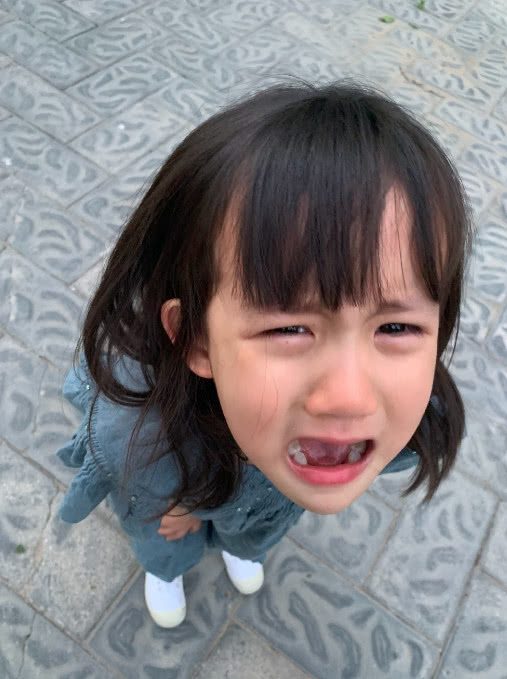 5岁多妹为配合拍照张嘴大哭,哭相和多多小时候一模一样,超萌!