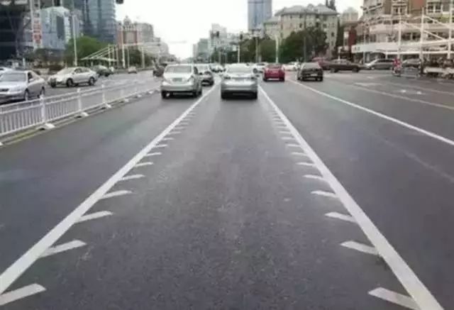 驾驶员的视觉会感觉到车道在逐渐变窄,提醒他们提高注意力,主动采取