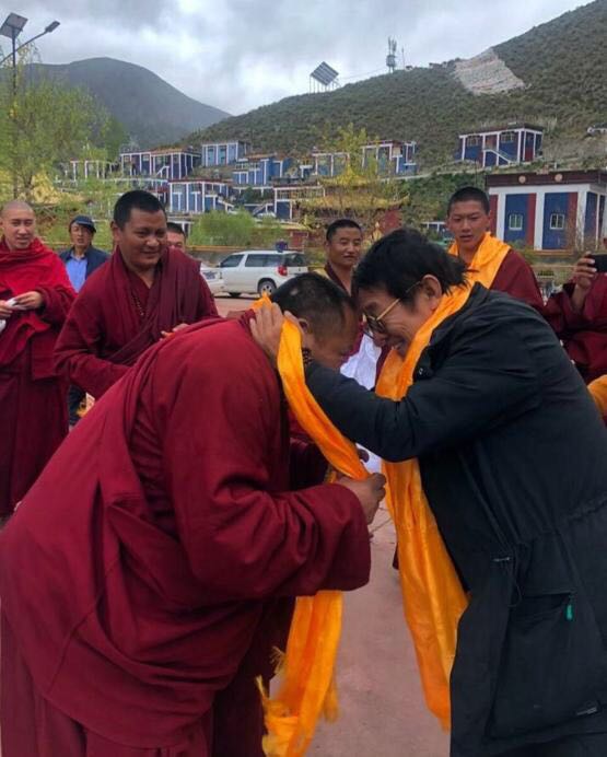 李连杰挨个给寺庙僧人发红包出手阔绰,大家排队领取超开心 万博网页登录