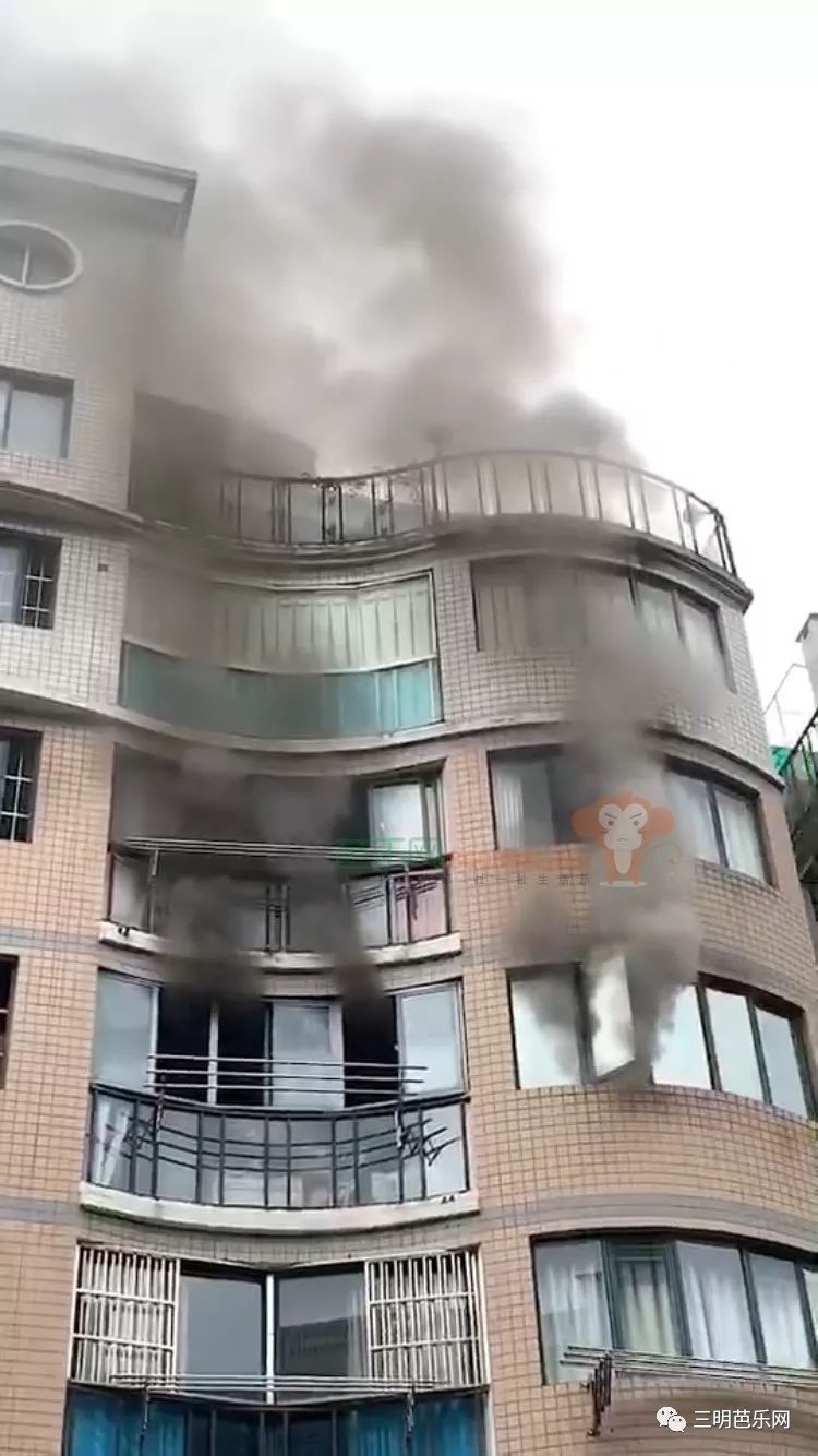 列西茶街的盛景嘉园小区一户人家着火了