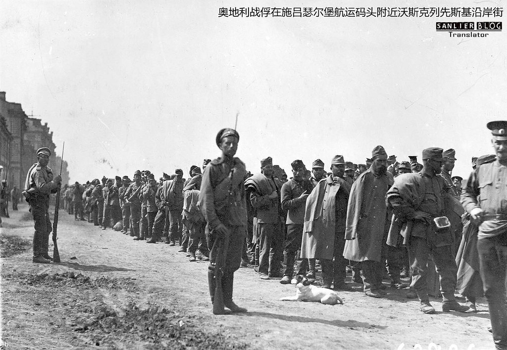 走在彼得格勒的一战奥地利降军,军官轻松士兵沮丧