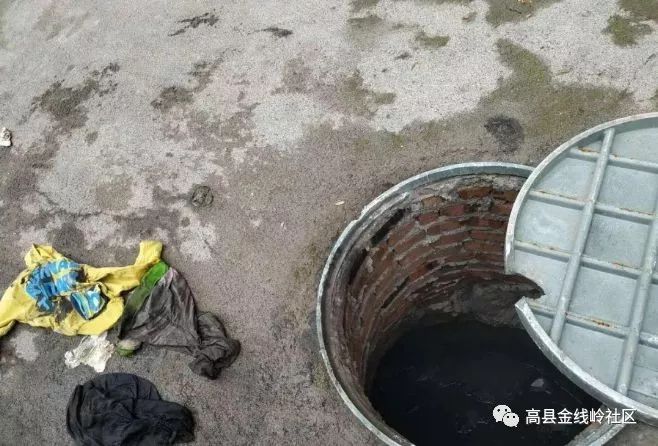 5月25日,在宜宾市江安县春风路附近,一 个小孩在路边下水道井口附近