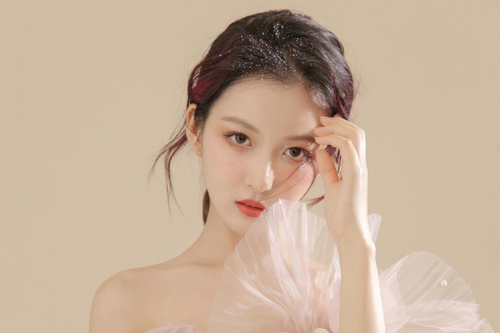 蕾丝美女诱人纱裙性感吊带写真