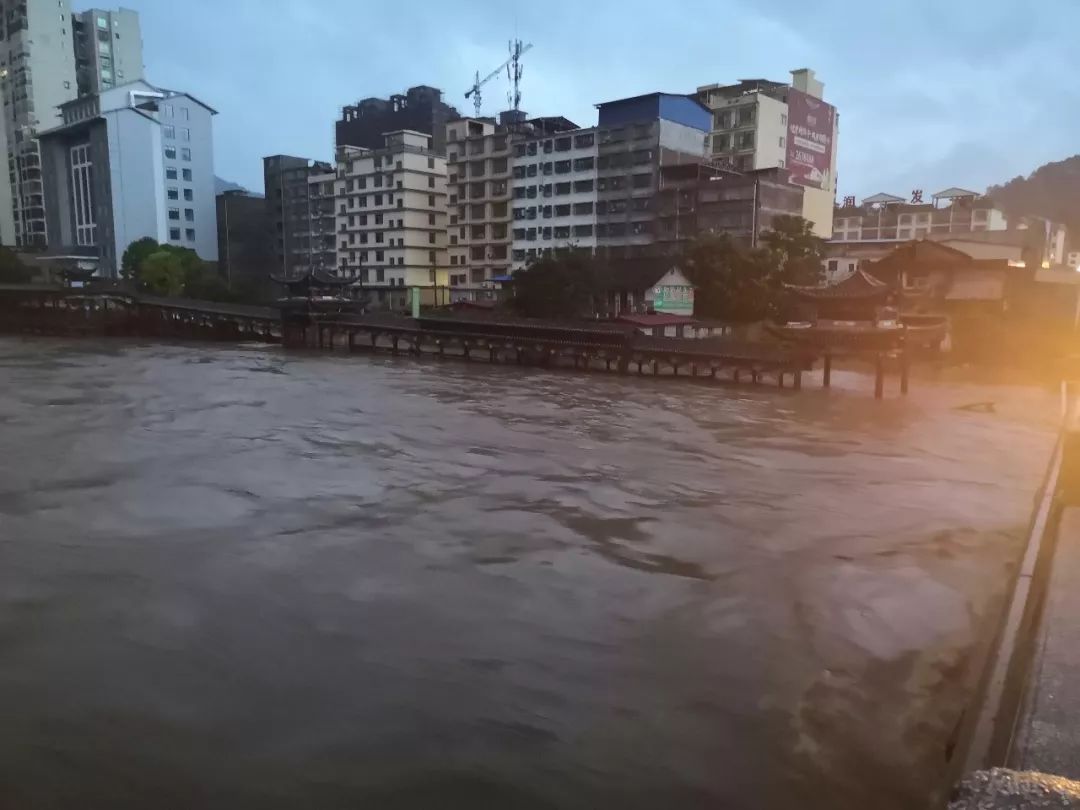 急！特大洪水夜袭桂林资源！广西还有3场暴雨要来....._县城