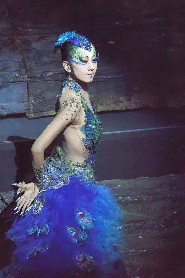 杨丽萍为舞台效果竟在身上画彩绘网友她就是为孔雀舞而生的