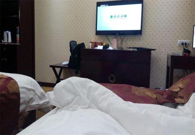 情侣入住酒店, 遭遇警察突然查房别紧张, 轻松回答这个问题就安全