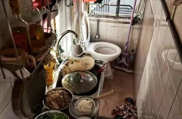 香港惊现"水管房",你还敢鄙视深圳的城中村吗?