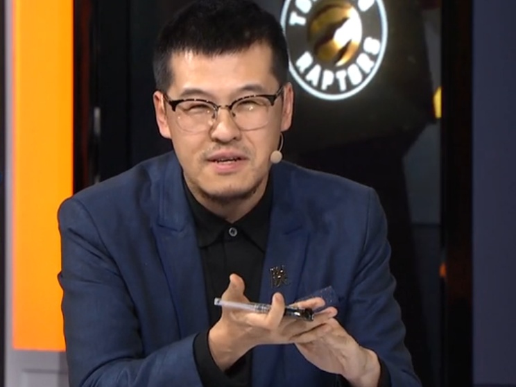 而另一名解说员王猛则表示"明天,明天雄鹿能解决半场进攻问题么?