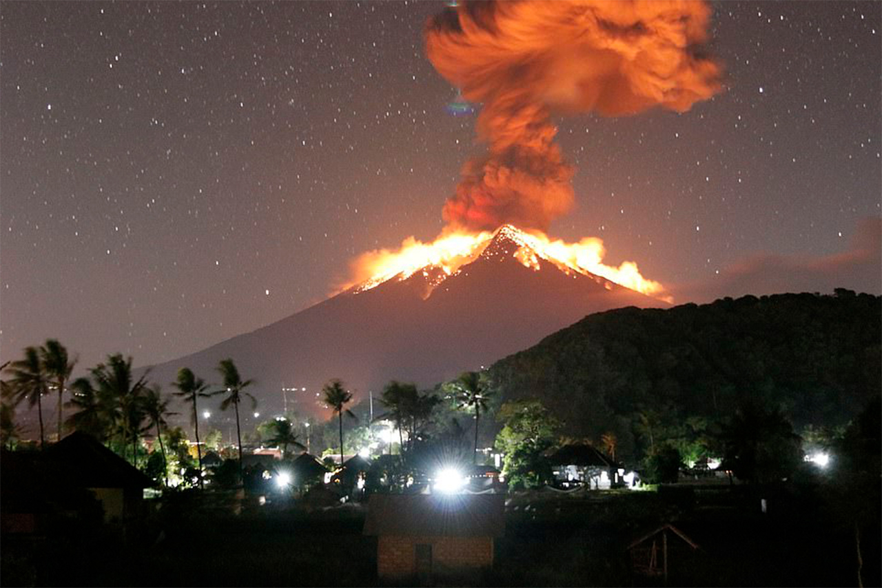 巴厘岛火山爆发,摄影师拍下了喷发的瞬间