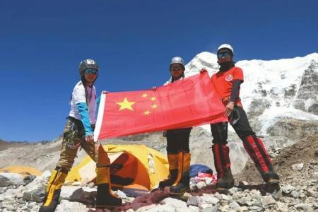 珠峰8000米大"堵车"登山者目睹一女队员滑坠