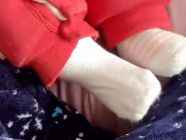                     妈妈看宝宝脚丫有些“不对劲”，无奈：有一种冷叫做奶奶觉得你冷