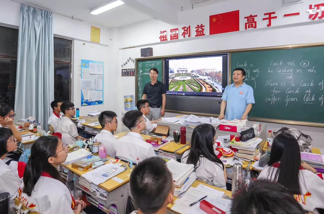 高考加油季延中学喊楼助力高考拼尽全力的青春最美