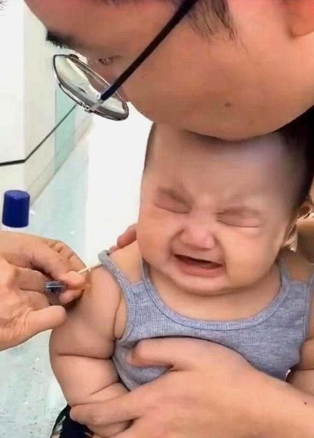                     萌娃去打疫苗，本以为是个王者，原来是个青铜，网友：可怜的娃