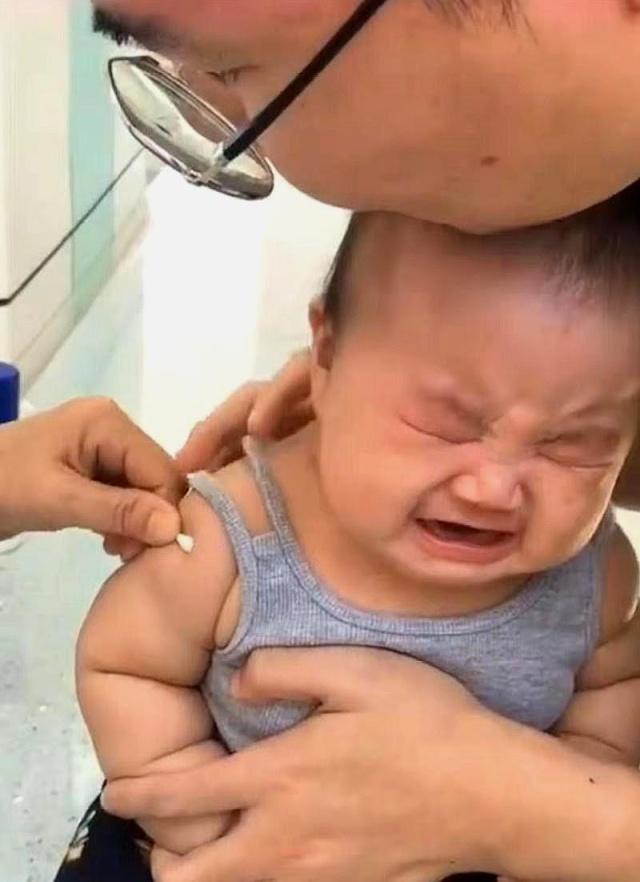                     萌娃去打疫苗，本以为是个王者，原来是个青铜，网友：可怜的娃