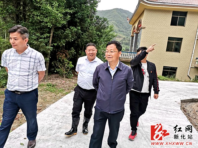 来到镇扶贫站,电话调查了长石村李泽灯,李洪玉,周贤贵,龚春华等贫困户