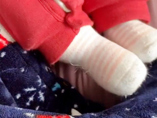                     妈妈看宝宝脚丫有些“不对劲”，无奈：有一种冷叫做奶奶觉得你冷