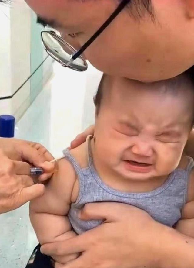                     萌娃去打疫苗，本以为是个王者，原来是个青铜，网友：可怜的娃