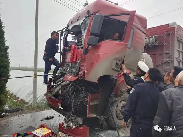 发现前方发生交通事故,但因雨天路滑,车辆制动不及时导致三车相撞