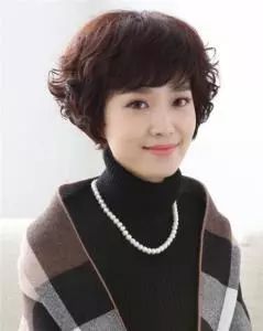 四十岁女人发型显年轻 4c095148d7a44ec1be57047301def867.jpeg