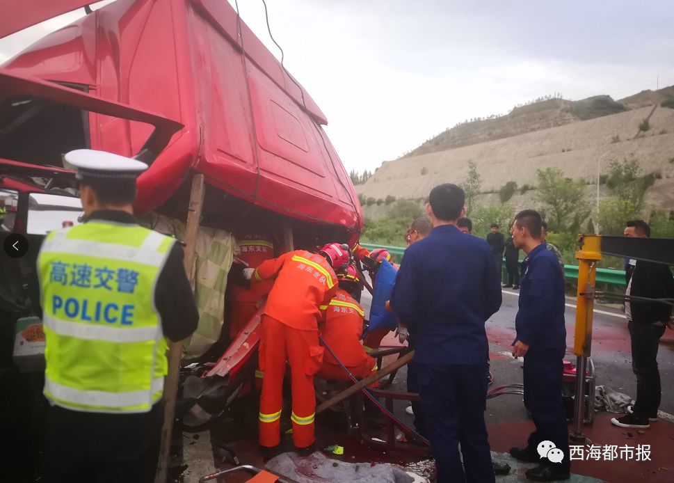 【民和至乐都方向】两辆半挂车追尾,致1人死亡.