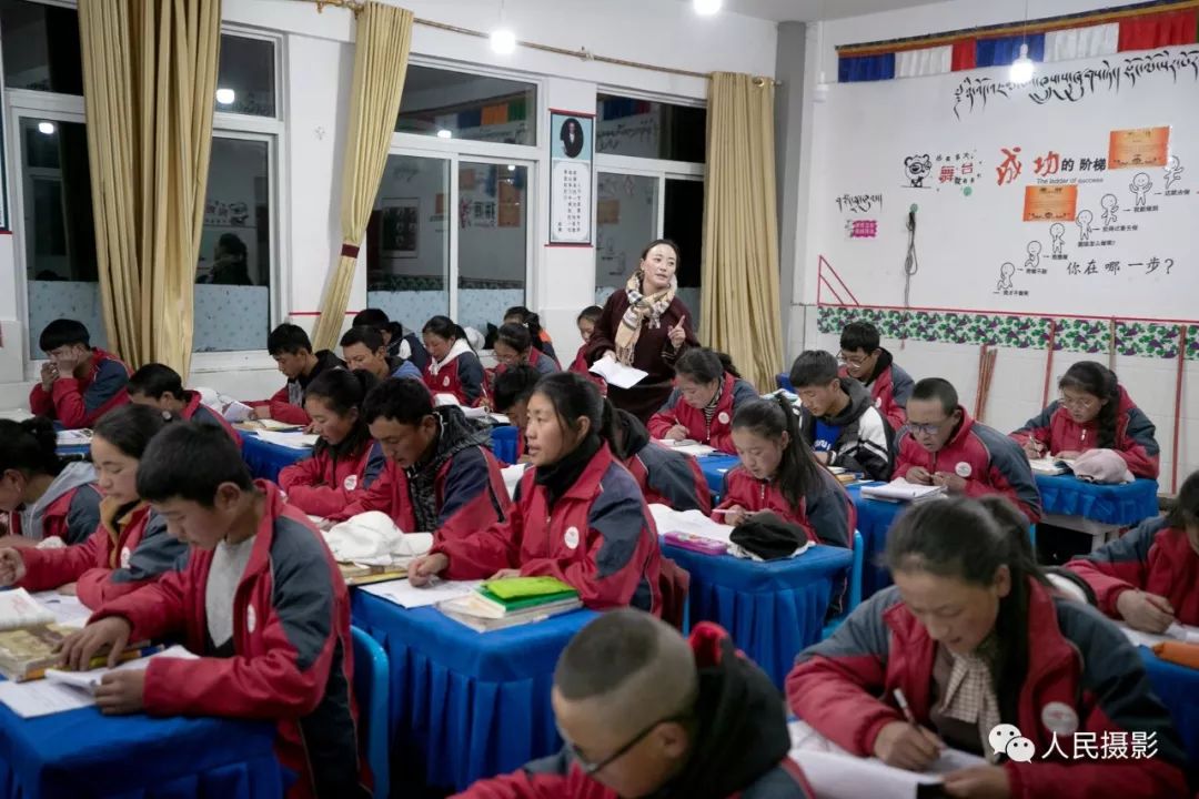 四川省理塘县中学第二校区,拥忠在给学生们上晚自习.